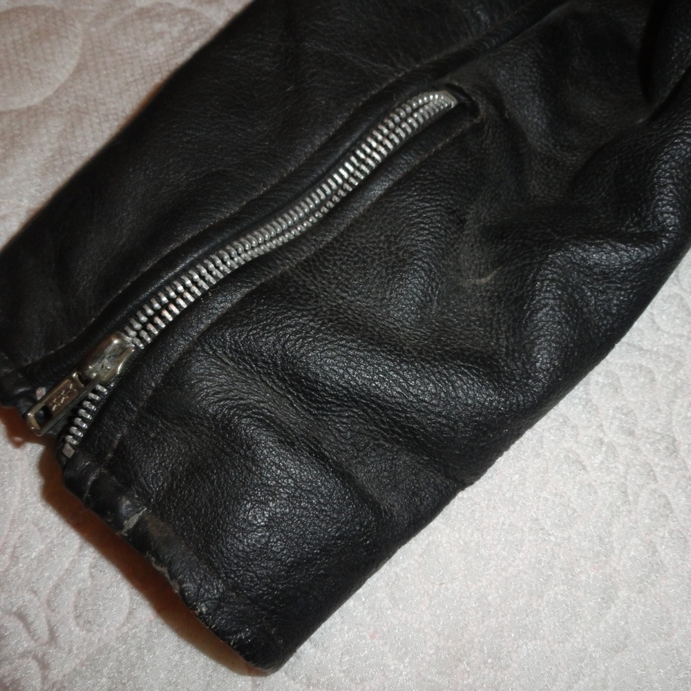 SOLD!! Vintage 1980s Distressed Biker Leather Jack - Picture 8 of 8